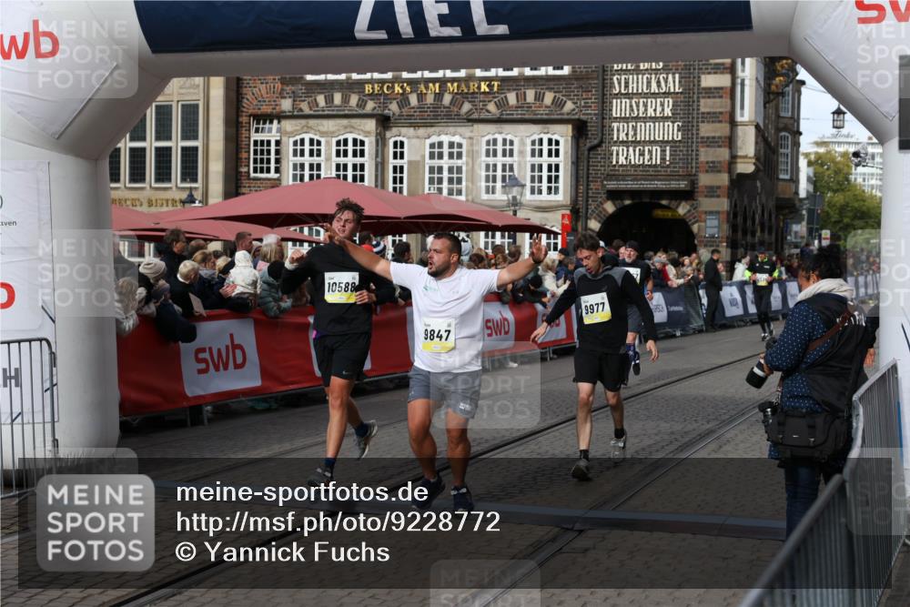 05.10.2025 - 20. swb-Marathon Bremen Yannick Fuchs http://msf.ph/oto/9228772 05.10.2025 10:59:06 Ziel 9349, 9518, 9542, 9601, 9847, 9977, 10080, 10357, 10560, 10588, 11483, 11612 meine-sportfotos.de