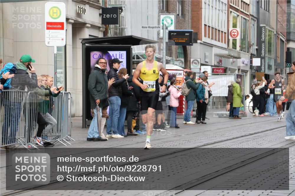 05.10.2025 - 20. swb-Marathon Bremen Strokosch-Dieckow http://msf.ph/oto/9228791 05.10.2025 10:34:19 Ziel 9319, 10410, 10718, 9319, 10410, 10718 meine-sportfotos.de