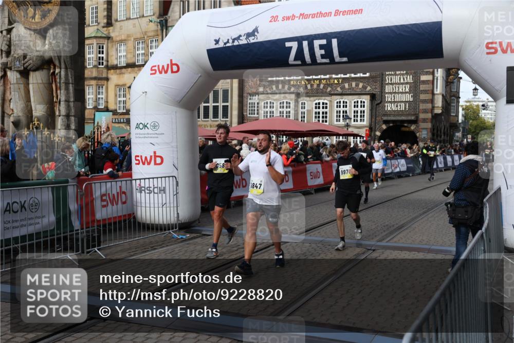 05.10.2025 - 20. swb-Marathon Bremen Yannick Fuchs http://msf.ph/oto/9228820 05.10.2025 10:59:07 Ziel 9349, 9518, 9542, 9601, 9847, 9977, 10080, 10357, 10588, 10607, 11612 meine-sportfotos.de