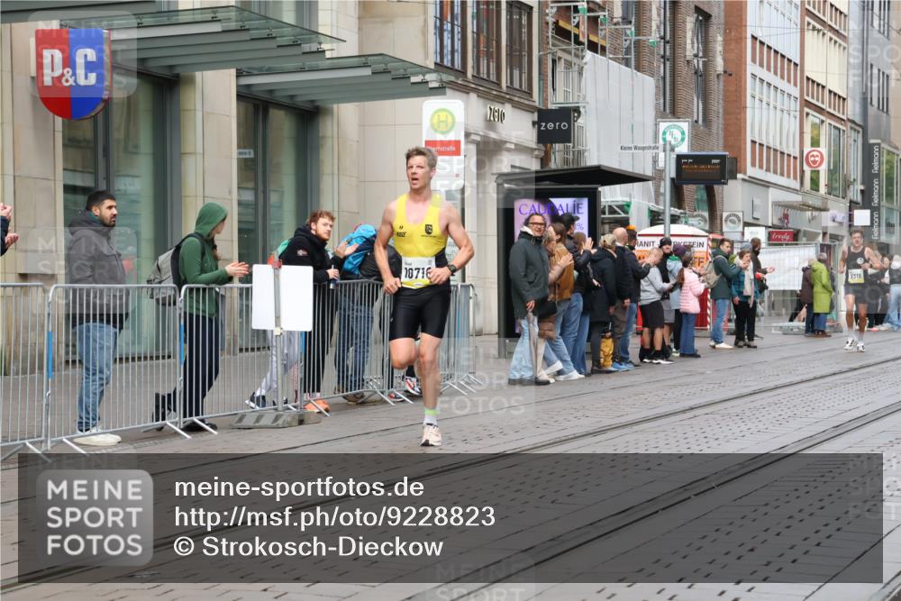 05.10.2025 - 20. swb-Marathon Bremen Strokosch-Dieckow http://msf.ph/oto/9228823 05.10.2025 10:34:21 Ziel 9319, 10410, 10718, 9319, 10410, 10718 meine-sportfotos.de