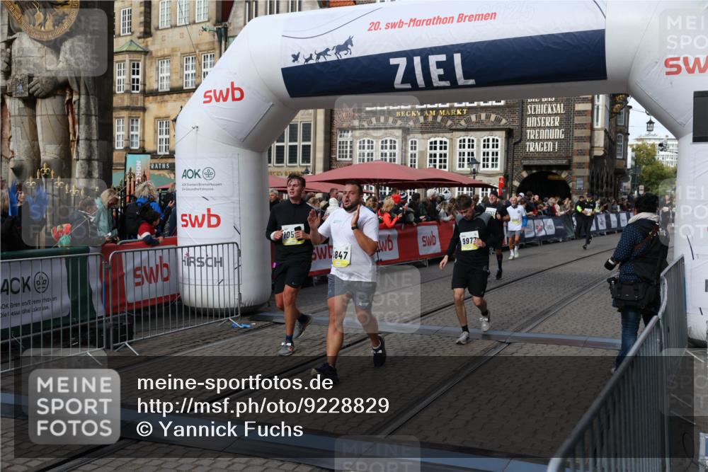 05.10.2025 - 20. swb-Marathon Bremen Yannick Fuchs http://msf.ph/oto/9228829 05.10.2025 10:59:07 Ziel 9349, 9518, 9542, 9601, 9847, 9977, 10080, 10357, 10588, 10607, 11612 meine-sportfotos.de