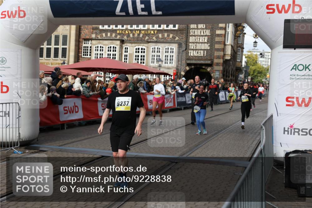 05.10.2025 - 20. swb-Marathon Bremen Yannick Fuchs http://msf.ph/oto/9228838 05.10.2025 11:01:59 Ziel 9189, 9237, 9365, 9655, 10004, 10558, 11647 meine-sportfotos.de