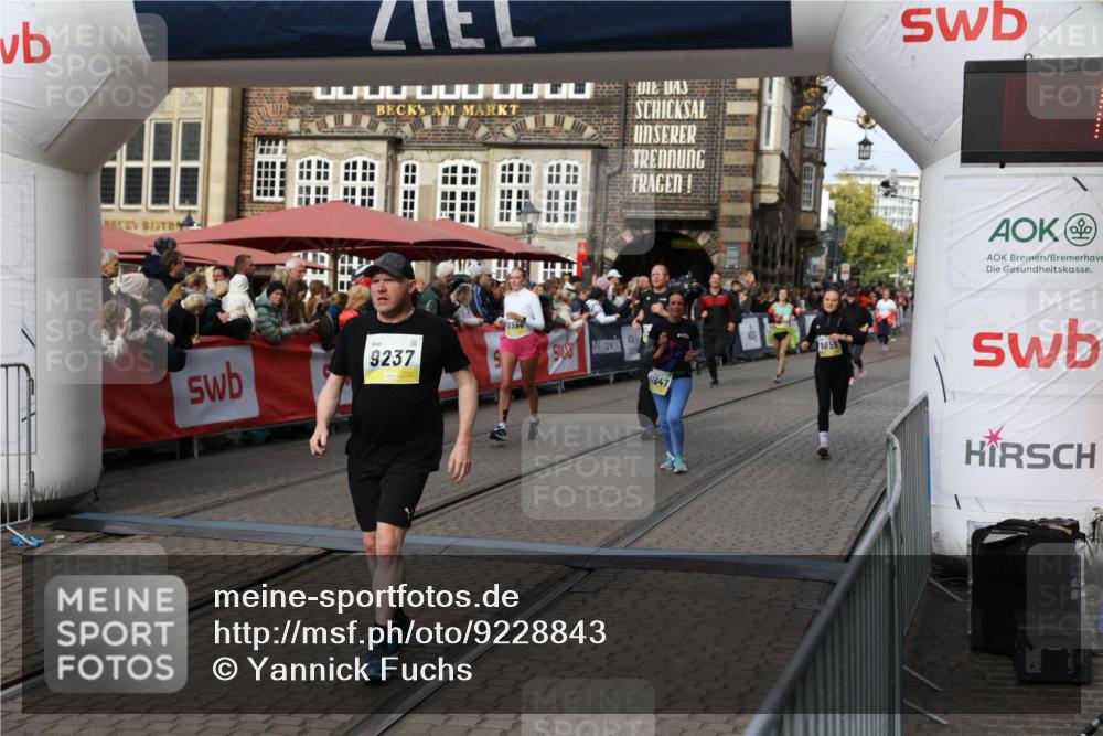 05.10.2025 - 20. swb-Marathon Bremen Yannick Fuchs http://msf.ph/oto/9228843 05.10.2025 11:01:59 Ziel 9189, 9237, 9365, 9655, 10004, 10558, 11647 meine-sportfotos.de