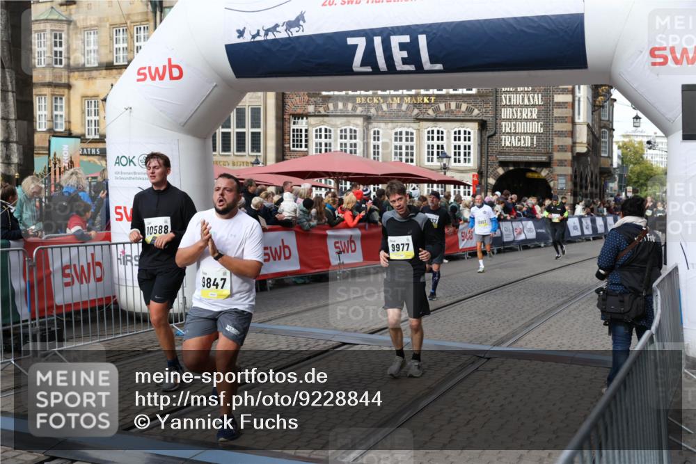 05.10.2025 - 20. swb-Marathon Bremen Yannick Fuchs http://msf.ph/oto/9228844 05.10.2025 10:59:08 Ziel 9518, 9542, 9601, 9847, 9977, 10357, 10588, 10607, 11612 meine-sportfotos.de