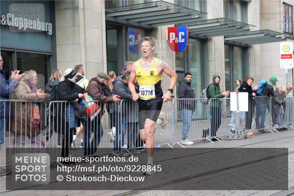 05.10.2025 - 20. swb-Marathon Bremen Strokosch-Dieckow http://msf.ph/oto/9228845 05.10.2025 10:34:22 Ziel 9319, 10410, 10718, 9319, 10410, 10718 meine-sportfotos.de