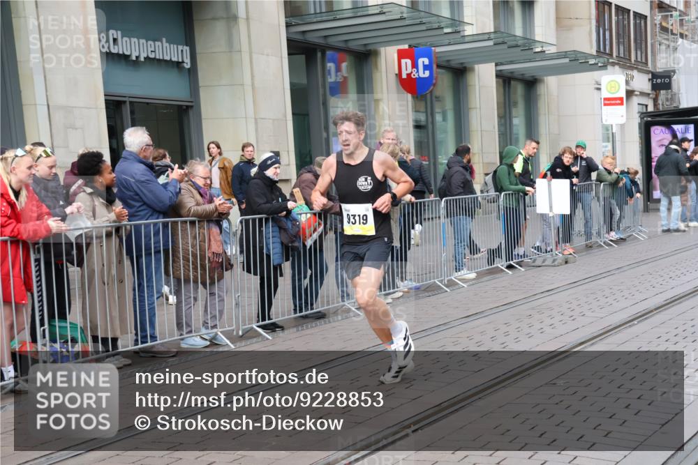 05.10.2025 - 20. swb-Marathon Bremen Strokosch-Dieckow http://msf.ph/oto/9228853 05.10.2025 10:34:27 Ziel 9319, 10410, 9319, 10410 meine-sportfotos.de