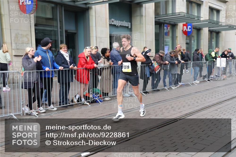 05.10.2025 - 20. swb-Marathon Bremen Strokosch-Dieckow http://msf.ph/oto/9228861 05.10.2025 10:34:28 Ziel 9319, 10410, 9319, 10410 meine-sportfotos.de