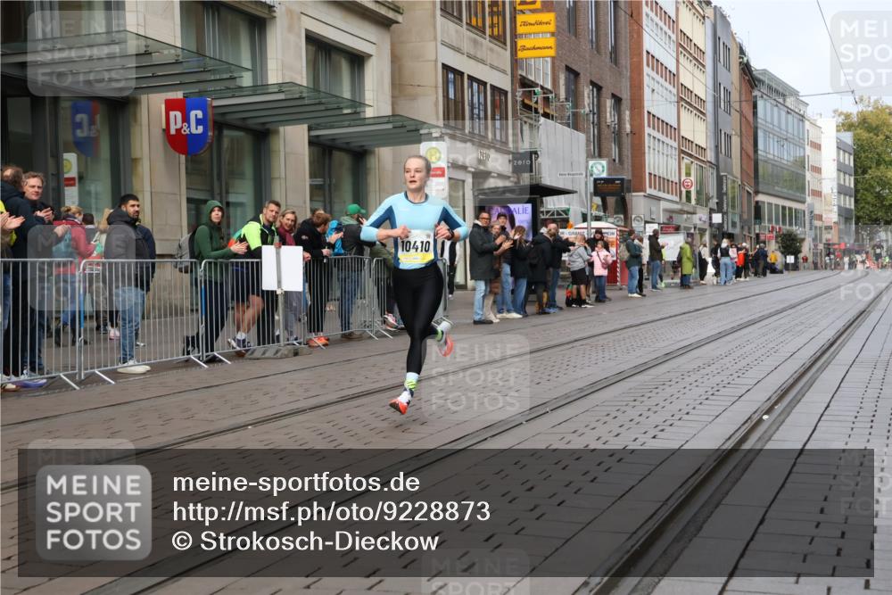 05.10.2025 - 20. swb-Marathon Bremen Strokosch-Dieckow http://msf.ph/oto/9228873 05.10.2025 10:34:40 Ziel 10410, 10476, 11443, 10410, 10476, 11443 meine-sportfotos.de
