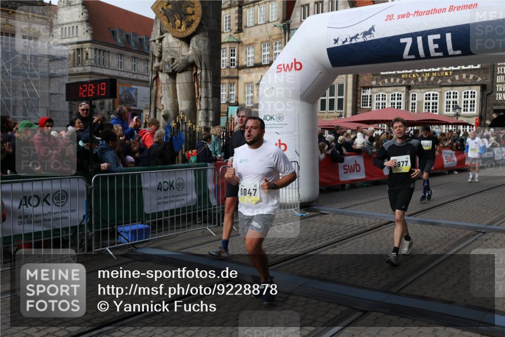 05.10.2025 - 20. swb-Marathon Bremen Yannick Fuchs http://msf.ph/oto/9228878 05.10.2025 10:59:08 Ziel 9518, 9542, 9601, 9847, 9977, 10357, 10588, 10607, 11612 meine-sportfotos.de