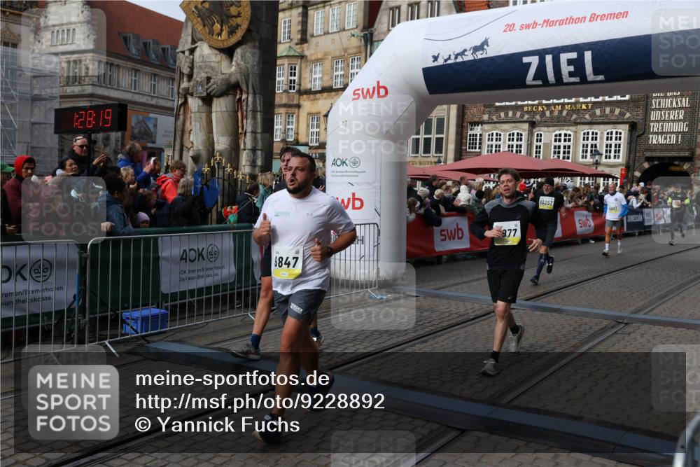 05.10.2025 - 20. swb-Marathon Bremen Yannick Fuchs http://msf.ph/oto/9228892 05.10.2025 10:59:08 Ziel 9518, 9542, 9601, 9847, 9977, 10357, 10588, 10607, 11612 meine-sportfotos.de