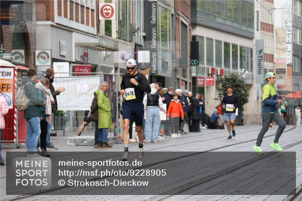 05.10.2025 - 20. swb-Marathon Bremen Strokosch-Dieckow http://msf.ph/oto/9228905 05.10.2025 10:34:51 Ziel 9336, 10476, 11443, 9336, 10476, 11443 meine-sportfotos.de