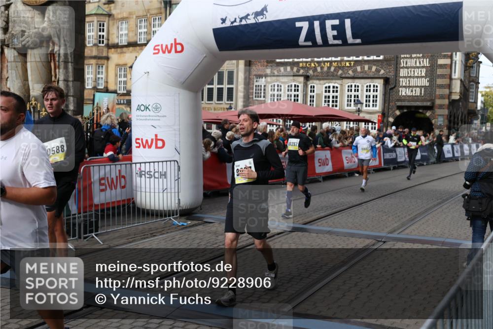 05.10.2025 - 20. swb-Marathon Bremen Yannick Fuchs http://msf.ph/oto/9228906 05.10.2025 10:59:08 Ziel 9518, 9542, 9601, 9847, 9977, 10357, 10588, 10607, 11612 meine-sportfotos.de