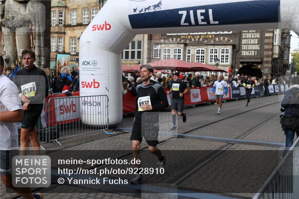 05.10.2025 - 20. swb-Marathon Bremen Yannick Fuchs http://msf.ph/oto/9228910 05.10.2025 10:59:09 Ziel 9518, 9542, 9601, 9847, 9977, 10357, 10588, 10594, 10607, 11612 meine-sportfotos.de
