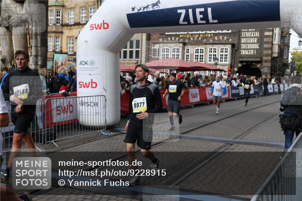 05.10.2025 - 20. swb-Marathon Bremen Yannick Fuchs http://msf.ph/oto/9228915 05.10.2025 10:59:09 Ziel 9518, 9542, 9601, 9847, 9977, 10357, 10588, 10594, 10607, 11612 meine-sportfotos.de