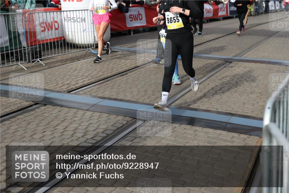 05.10.2025 - 20. swb-Marathon Bremen Yannick Fuchs http://msf.ph/oto/9228947 05.10.2025 11:02:01 Ziel 9237, 9365, 9655, 10558, 10837, 11415, 11647 meine-sportfotos.de