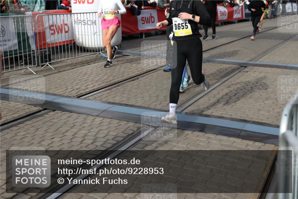 05.10.2025 - 20. swb-Marathon Bremen Yannick Fuchs http://msf.ph/oto/9228953 05.10.2025 11:02:02 Ziel 9237, 9365, 9655, 10558, 10837, 10944, 11415, 11647 meine-sportfotos.de