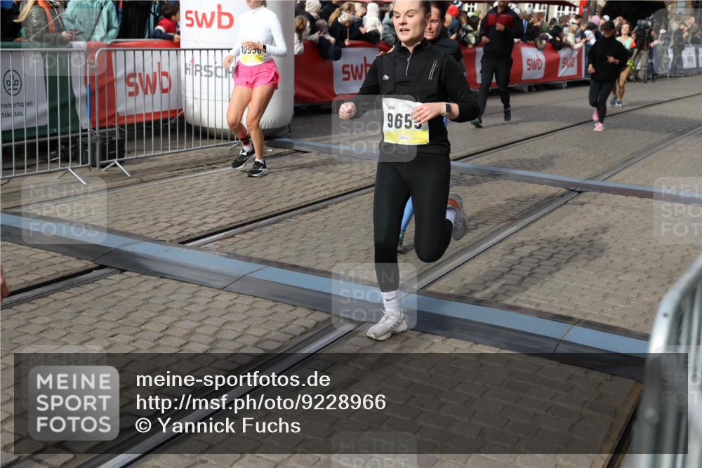 05.10.2025 - 20. swb-Marathon Bremen Yannick Fuchs http://msf.ph/oto/9228966 05.10.2025 11:02:02 Ziel 9237, 9365, 9655, 10558, 10837, 10944, 11415, 11647 meine-sportfotos.de