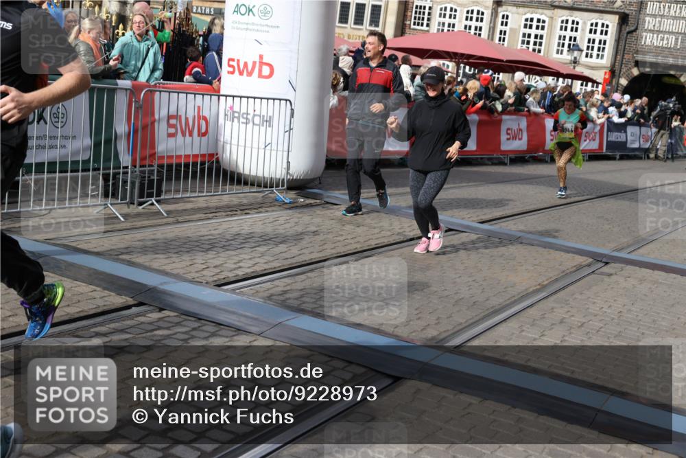 05.10.2025 - 20. swb-Marathon Bremen Yannick Fuchs http://msf.ph/oto/9228973 05.10.2025 11:02:03 Ziel 9237, 9365, 9655, 10558, 10837, 10944, 11415, 11647 meine-sportfotos.de