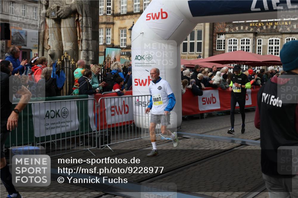 05.10.2025 - 20. swb-Marathon Bremen Yannick Fuchs http://msf.ph/oto/9228977 05.10.2025 10:59:12 Ziel 9692, 9847, 9977, 10357, 10588, 10594, 10607 meine-sportfotos.de