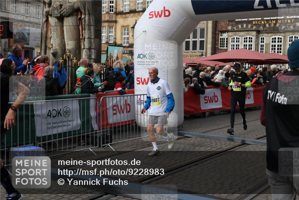 05.10.2025 - 20. swb-Marathon Bremen Yannick Fuchs http://msf.ph/oto/9228983 05.10.2025 10:59:12 Ziel 9692, 9847, 9977, 10357, 10588, 10594, 10607 meine-sportfotos.de