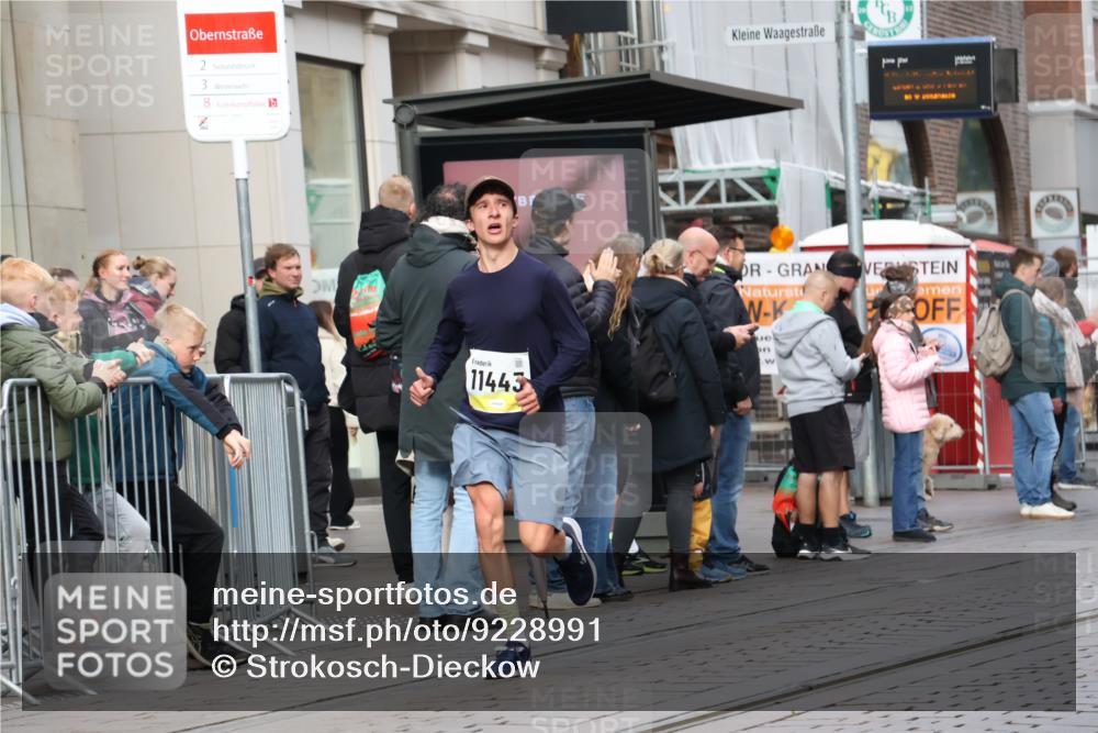 05.10.2025 - 20. swb-Marathon Bremen Strokosch-Dieckow http://msf.ph/oto/9228991 05.10.2025 10:35:01 Ziel 9336, 9340, 10476, 11341, 11443, 9336, 9340, 10476, 11341, 11443 meine-sportfotos.de