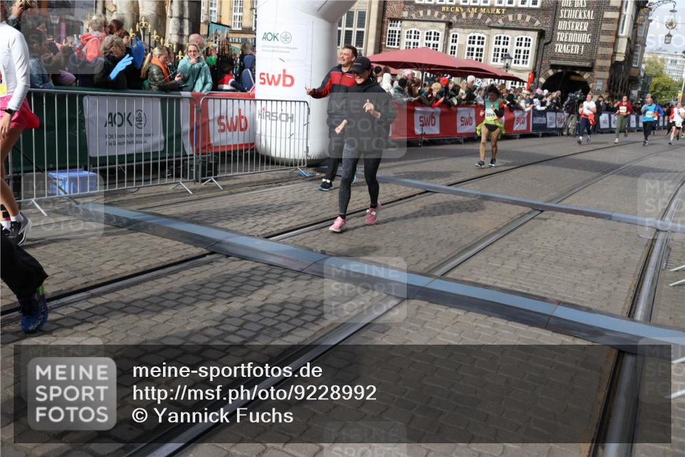 05.10.2025 - 20. swb-Marathon Bremen Yannick Fuchs http://msf.ph/oto/9228992 05.10.2025 11:02:04 Ziel 9237, 9365, 9655, 10558, 10837, 10944, 11415, 11647 meine-sportfotos.de