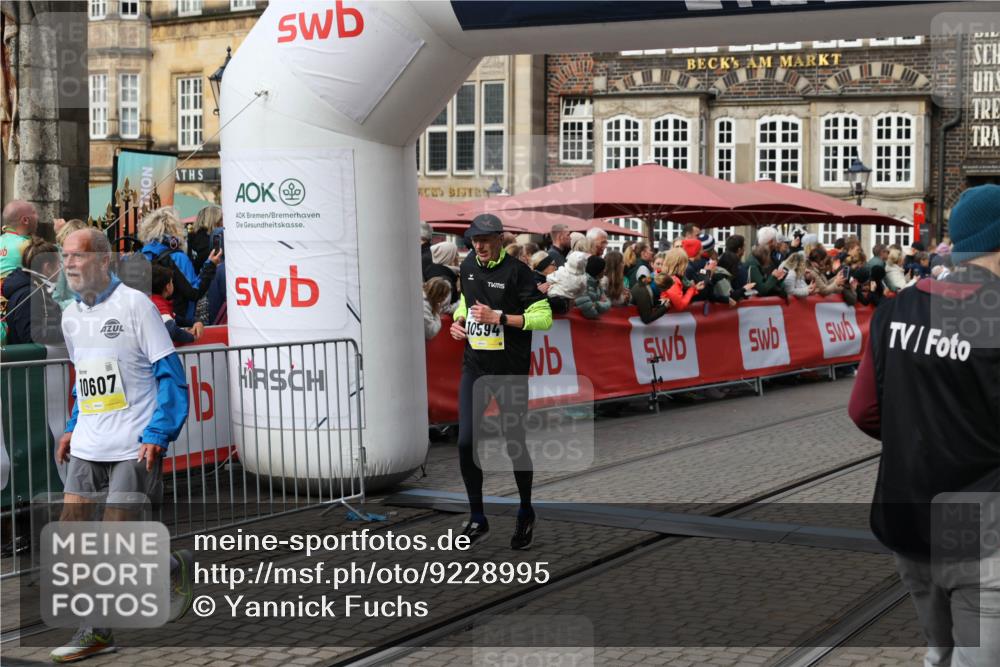 05.10.2025 - 20. swb-Marathon Bremen Yannick Fuchs http://msf.ph/oto/9228995 05.10.2025 10:59:12 Ziel 9692, 9847, 9977, 10357, 10588, 10594, 10607 meine-sportfotos.de