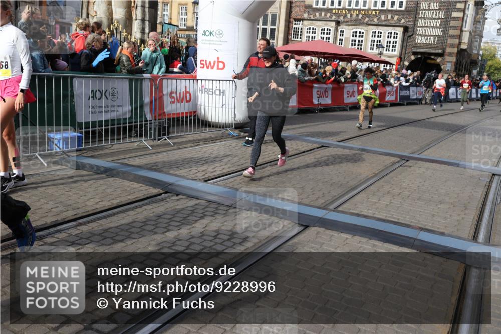 05.10.2025 - 20. swb-Marathon Bremen Yannick Fuchs http://msf.ph/oto/9228996 05.10.2025 11:02:04 Ziel 9237, 9365, 9655, 10558, 10837, 10944, 11415, 11647 meine-sportfotos.de