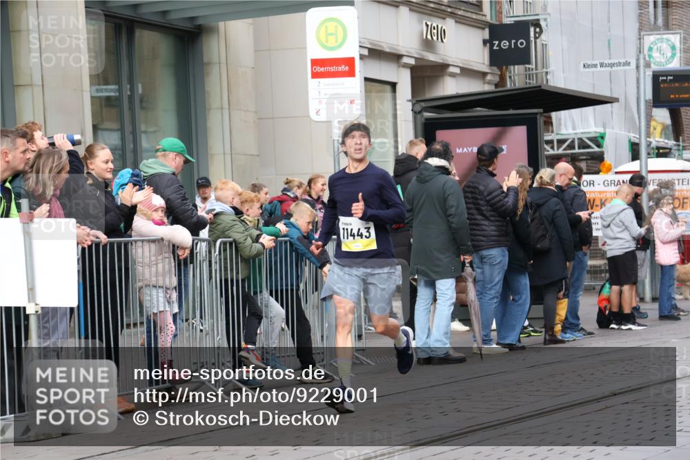 05.10.2025 - 20. swb-Marathon Bremen Strokosch-Dieckow http://msf.ph/oto/9229001 05.10.2025 10:35:02 Ziel 9336, 9340, 11341, 11443, 9336, 9340, 11341, 11443 meine-sportfotos.de