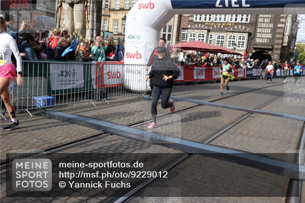 05.10.2025 - 20. swb-Marathon Bremen Yannick Fuchs http://msf.ph/oto/9229012 05.10.2025 11:02:04 Ziel 9237, 9365, 9655, 10558, 10837, 10944, 11415, 11647 meine-sportfotos.de