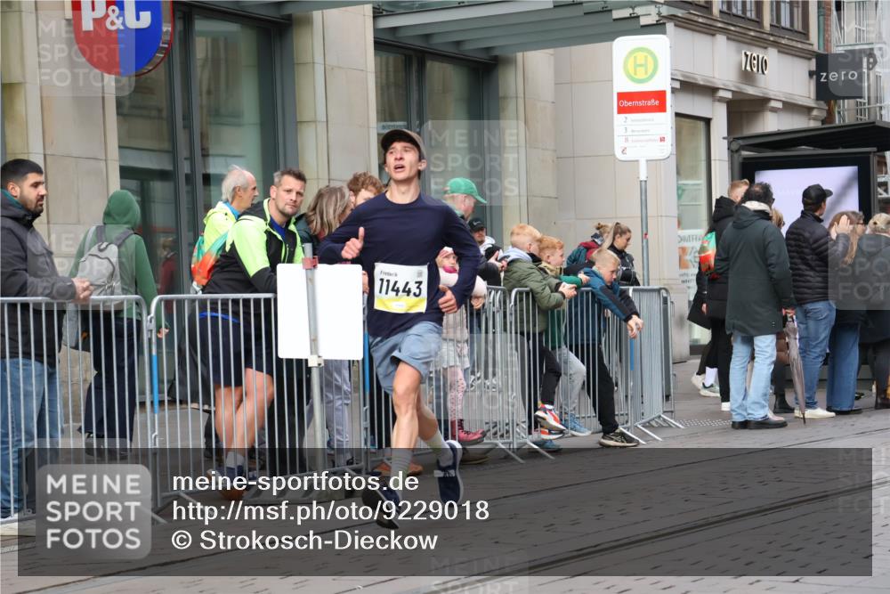 05.10.2025 - 20. swb-Marathon Bremen Strokosch-Dieckow http://msf.ph/oto/9229018 05.10.2025 10:35:03 Ziel 9336, 9340, 9697, 11341, 11443, 9336, 9340, 9697, 11341, 11443 meine-sportfotos.de