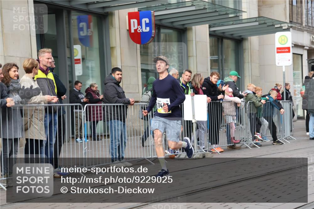 05.10.2025 - 20. swb-Marathon Bremen Strokosch-Dieckow http://msf.ph/oto/9229025 05.10.2025 10:35:03 Ziel 9336, 9340, 9697, 11341, 11443, 9336, 9340, 9697, 11341, 11443 meine-sportfotos.de