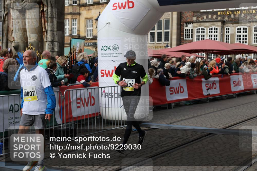 05.10.2025 - 20. swb-Marathon Bremen Yannick Fuchs http://msf.ph/oto/9229030 05.10.2025 10:59:13 Ziel 9692, 9847, 9977, 10039, 10353, 10357, 10588, 10594, 10607 meine-sportfotos.de