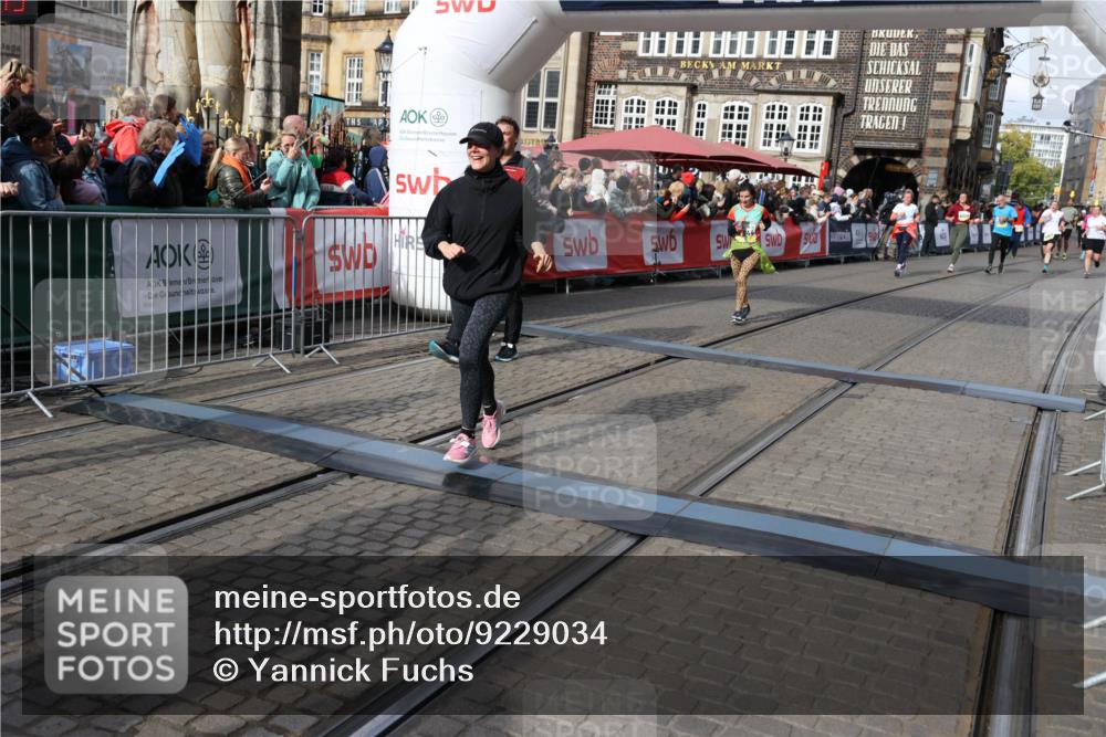 05.10.2025 - 20. swb-Marathon Bremen Yannick Fuchs http://msf.ph/oto/9229034 05.10.2025 11:02:04 Ziel 9237, 9365, 9655, 10558, 10837, 10944, 11415, 11647 meine-sportfotos.de