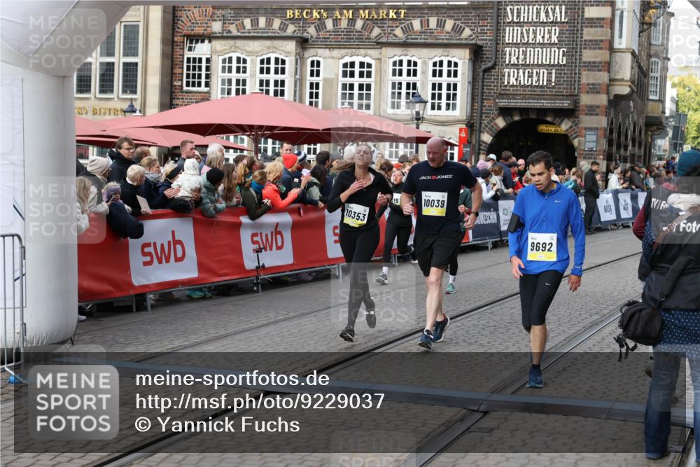05.10.2025 - 20. swb-Marathon Bremen Yannick Fuchs http://msf.ph/oto/9229037 05.10.2025 10:59:15 Ziel 9219, 9692, 10039, 10143, 10353, 10357, 10594, 10607 meine-sportfotos.de