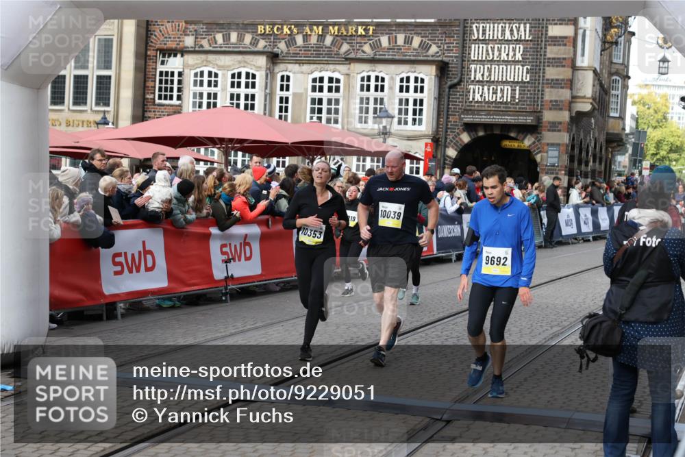 05.10.2025 - 20. swb-Marathon Bremen Yannick Fuchs http://msf.ph/oto/9229051 05.10.2025 10:59:16 Ziel 9219, 9692, 10039, 10143, 10353, 10357, 10594, 10607 meine-sportfotos.de