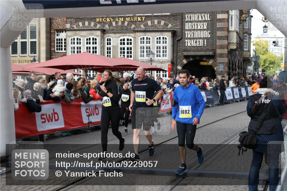 05.10.2025 - 20. swb-Marathon Bremen Yannick Fuchs http://msf.ph/oto/9229057 05.10.2025 10:59:16 Ziel 9219, 9692, 10039, 10143, 10353, 10357, 10594, 10607 meine-sportfotos.de