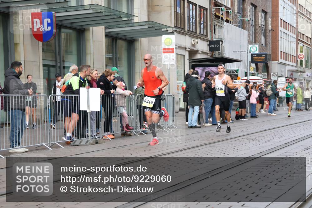 05.10.2025 - 20. swb-Marathon Bremen Strokosch-Dieckow http://msf.ph/oto/9229060 05.10.2025 10:35:11 Ziel 9336, 9340, 9596, 9697, 10538, 11341, 9336, 9340, 9596, 9697, 10538, 11341 meine-sportfotos.de