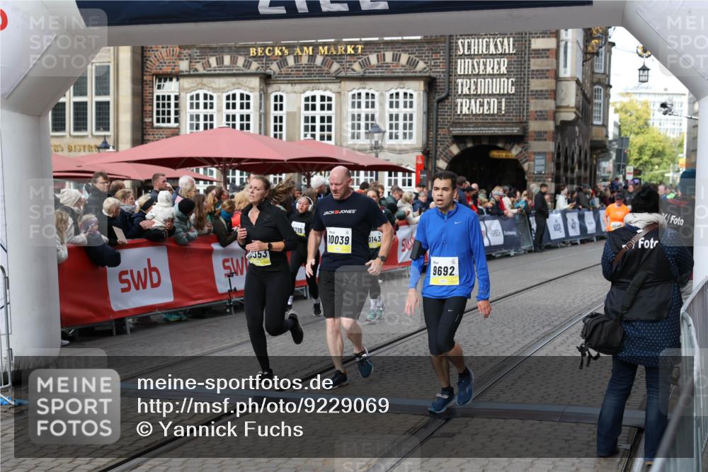 05.10.2025 - 20. swb-Marathon Bremen Yannick Fuchs http://msf.ph/oto/9229069 05.10.2025 10:59:16 Ziel 9219, 9692, 10039, 10143, 10353, 10357, 10594, 10607 meine-sportfotos.de