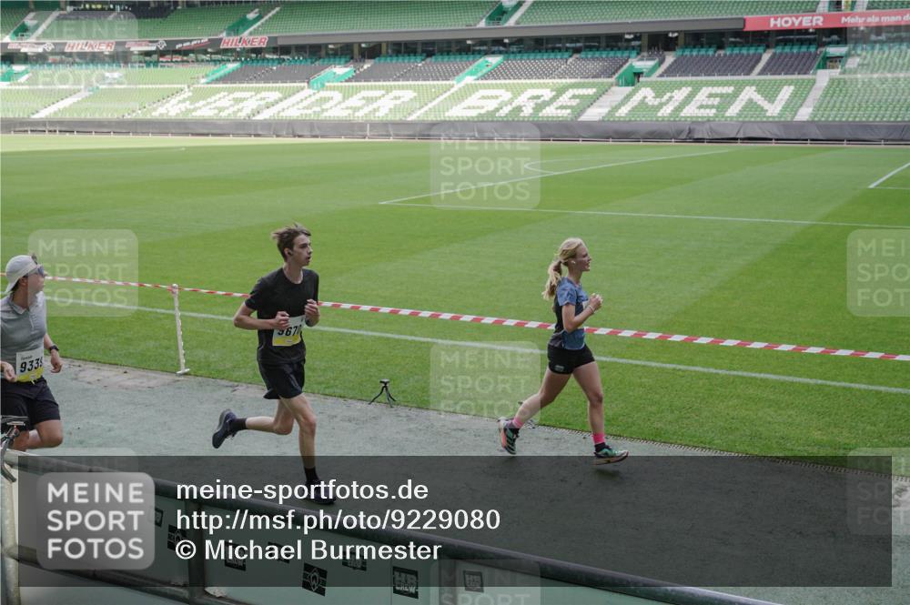 05.10.2025 - 20. swb-Marathon Bremen Michael Burmester http://msf.ph/oto/9229080 05.10.2025 10:27:20 Laufen im Stadion 28, 9009, 9202, 9270, 9285, 9339, 9351, 9362, 9400, 9411, 9500, 9670, 9678, 9709, 9711, 9876, 9878, 9885, 9897, 9921, 9960, 9961, 10045, 10091, 10092, 10277, 10351, 10411, 10452, 10568, 10634, 10637, 10639, 10750, 10773, 10792, 10818, 10822, 10898, 10947, 11074, 11362, 11446, 11585, 11645, 11659, 11678, 11683, 11714, 9290, 9396, 9545, 9590, 10090, 10431, 10447, 10633, 10649, 10682, 10823, 11648, 11714, 11715 meine-sportfotos.de