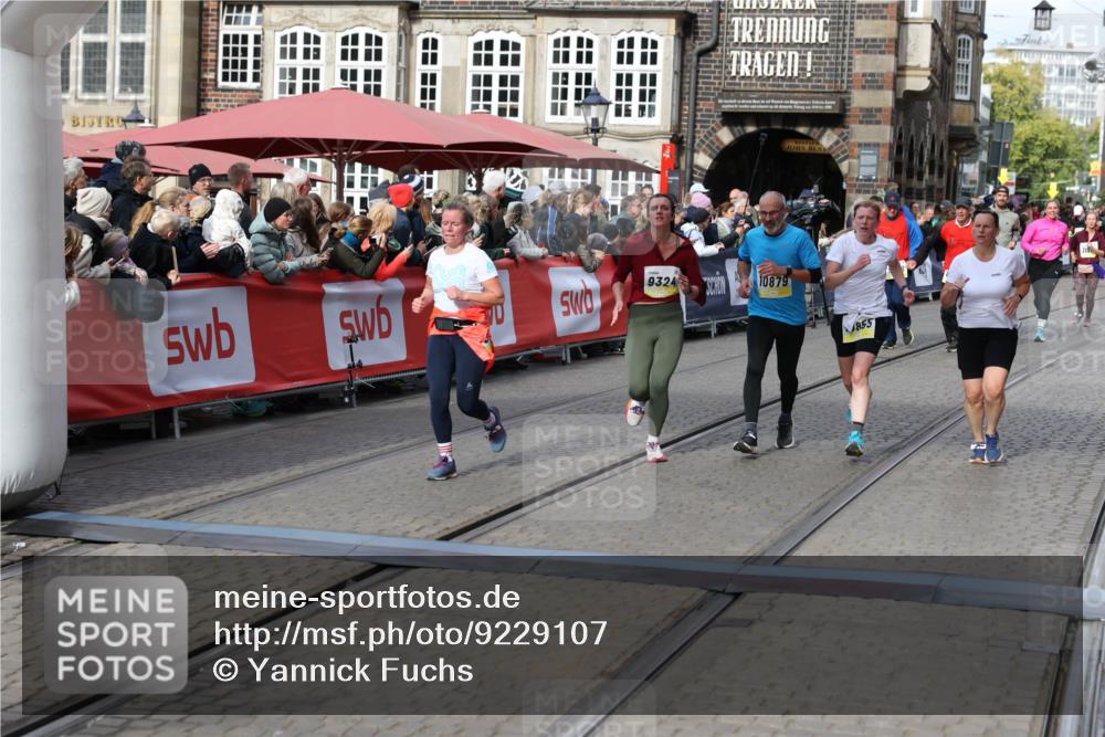 05.10.2025 - 20. swb-Marathon Bremen Yannick Fuchs http://msf.ph/oto/9229107 05.10.2025 11:02:08 Ziel 9324, 9365, 9536, 10558, 10837, 10855, 10879, 10887, 10944, 11415 meine-sportfotos.de