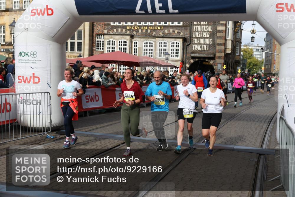 05.10.2025 - 20. swb-Marathon Bremen Yannick Fuchs http://msf.ph/oto/9229166 05.10.2025 11:02:10 Ziel 9324, 9426, 9536, 9686, 10301, 10837, 10855, 10879, 10887, 10944, 11415, 11459 meine-sportfotos.de