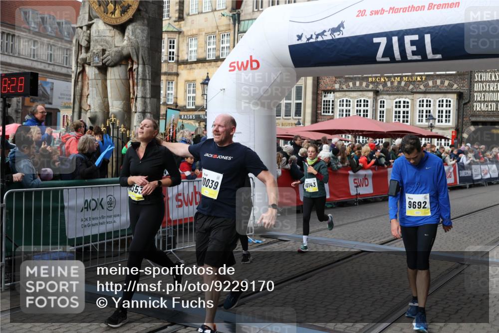 05.10.2025 - 20. swb-Marathon Bremen Yannick Fuchs http://msf.ph/oto/9229170 05.10.2025 10:59:18 Ziel 9219, 9508, 9692, 10039, 10143, 10353, 10594 meine-sportfotos.de