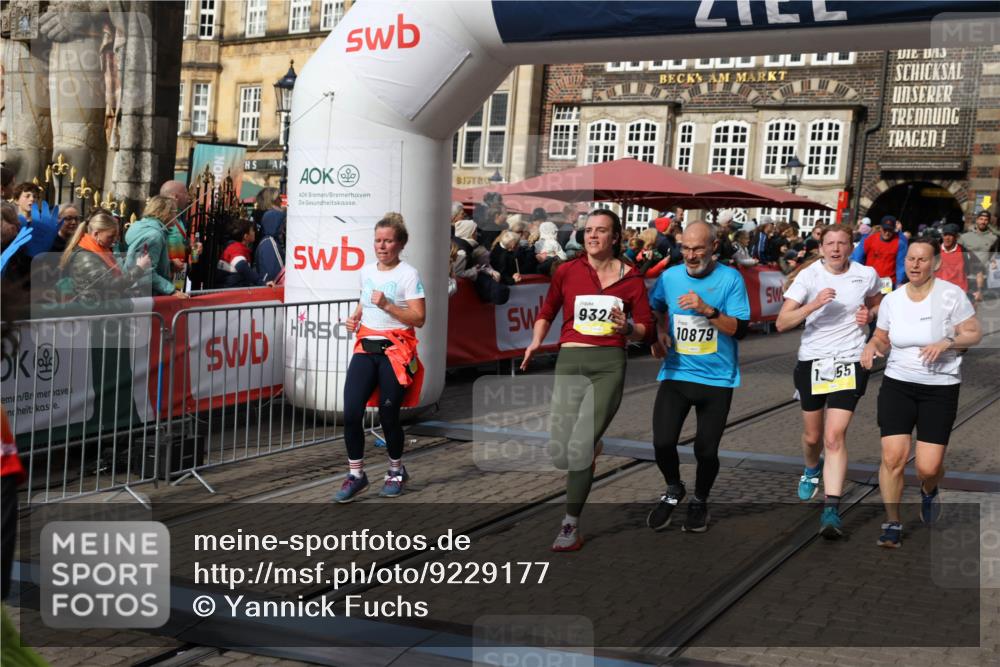 05.10.2025 - 20. swb-Marathon Bremen Yannick Fuchs http://msf.ph/oto/9229177 05.10.2025 11:02:10 Ziel 9324, 9426, 9536, 9686, 10301, 10837, 10855, 10879, 10887, 10944, 11415, 11459 meine-sportfotos.de