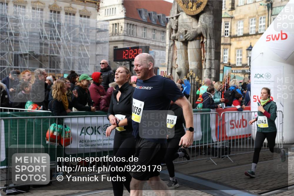 05.10.2025 - 20. swb-Marathon Bremen Yannick Fuchs http://msf.ph/oto/9229179 05.10.2025 10:59:19 Ziel 9219, 9508, 9692, 10039, 10143, 10274, 10353, 10594 meine-sportfotos.de