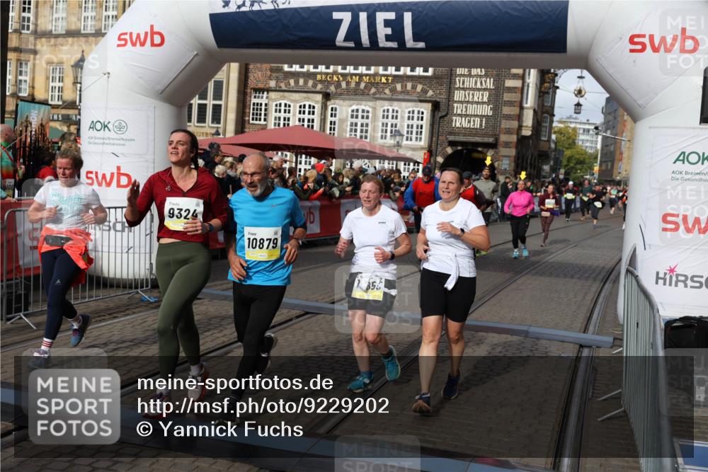 05.10.2025 - 20. swb-Marathon Bremen Yannick Fuchs http://msf.ph/oto/9229202 05.10.2025 11:02:10 Ziel 9324, 9426, 9536, 9686, 10301, 10837, 10855, 10879, 10887, 10944, 11415, 11459 meine-sportfotos.de