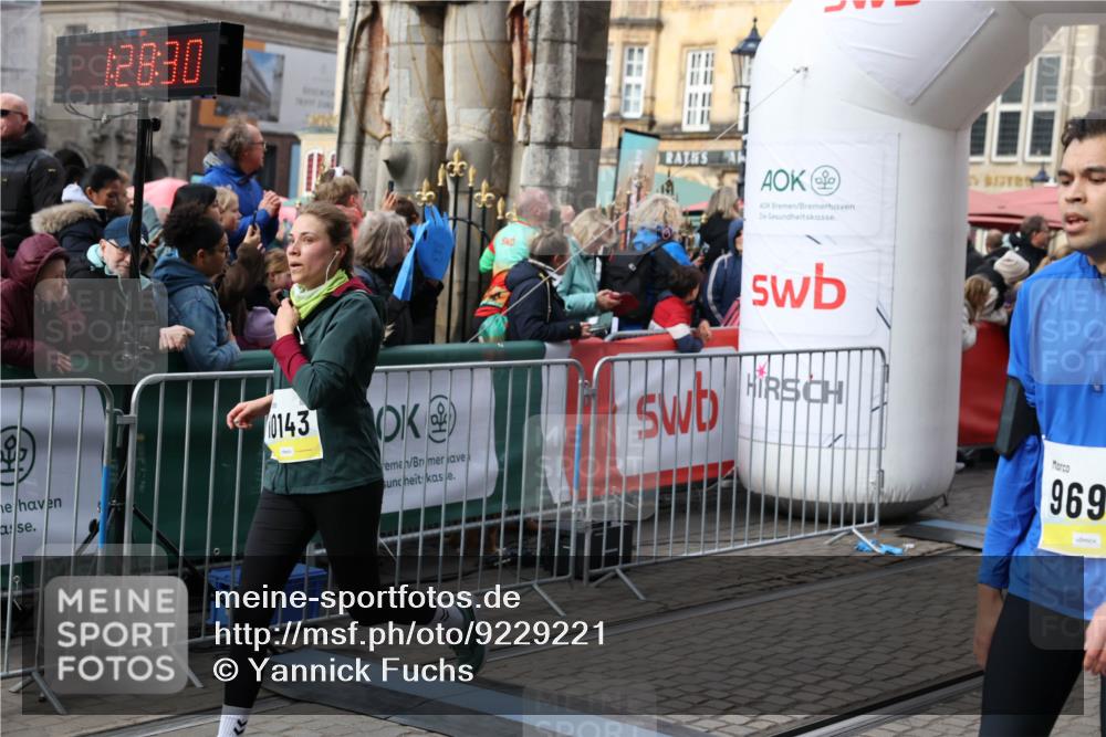 05.10.2025 - 20. swb-Marathon Bremen Yannick Fuchs http://msf.ph/oto/9229221 05.10.2025 10:59:19 Ziel 9219, 9508, 9692, 10039, 10143, 10274, 10353, 10594 meine-sportfotos.de