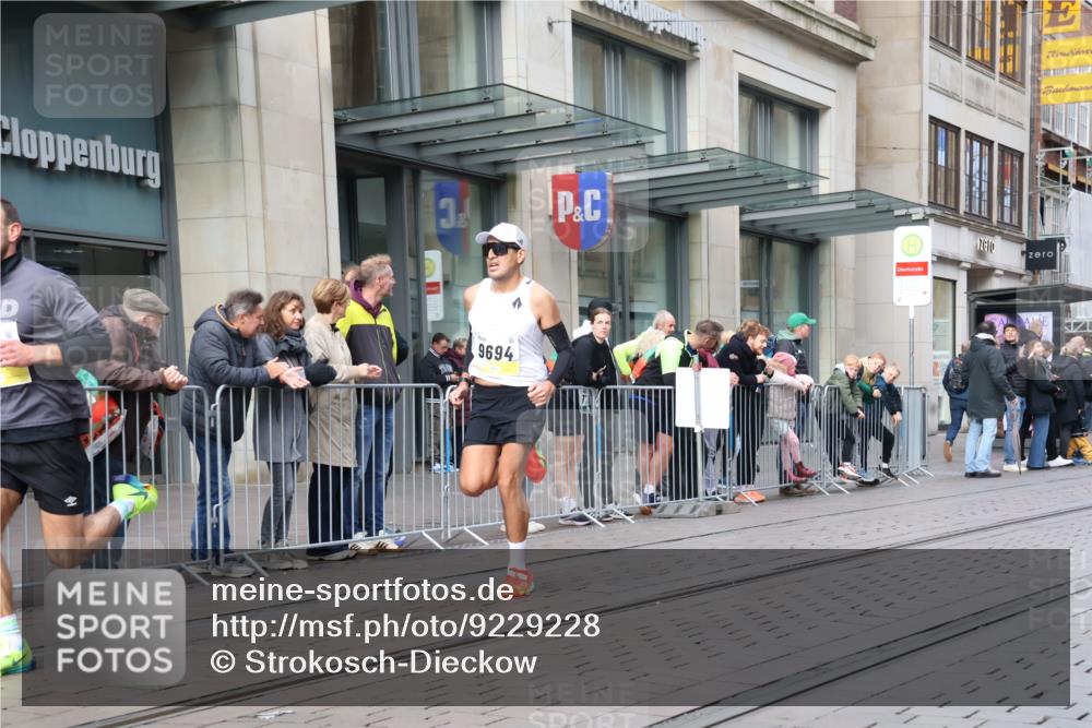 05.10.2025 - 20. swb-Marathon Bremen Strokosch-Dieckow http://msf.ph/oto/9229228 05.10.2025 10:35:29 Ziel 9596, 10372, 10538, 9596, 10372, 10538 meine-sportfotos.de