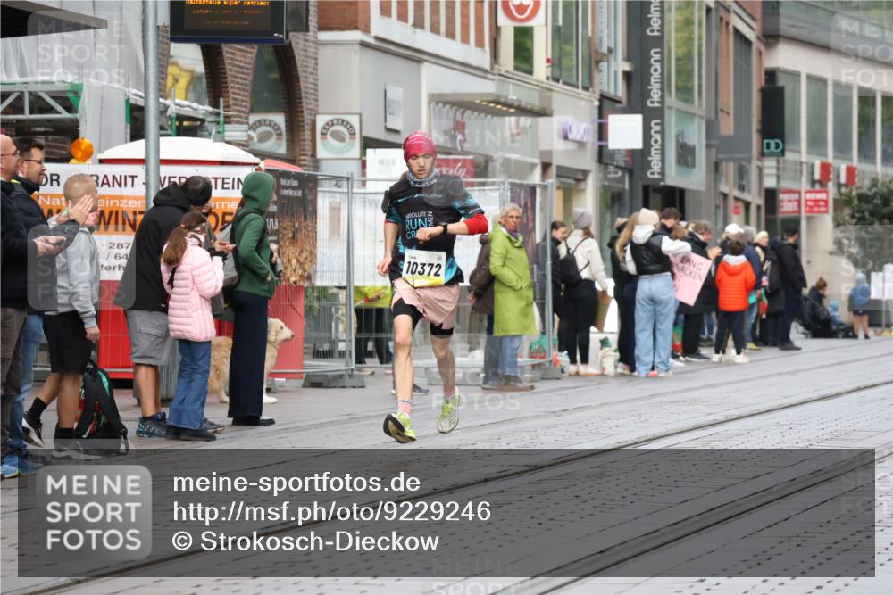 05.10.2025 - 20. swb-Marathon Bremen Strokosch-Dieckow http://msf.ph/oto/9229246 05.10.2025 10:35:42 Ziel 10372, 11188, 10372, 11188 meine-sportfotos.de