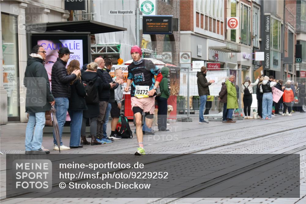 05.10.2025 - 20. swb-Marathon Bremen Strokosch-Dieckow http://msf.ph/oto/9229252 05.10.2025 10:35:43 Ziel 10372, 11188, 10372, 11188 meine-sportfotos.de
